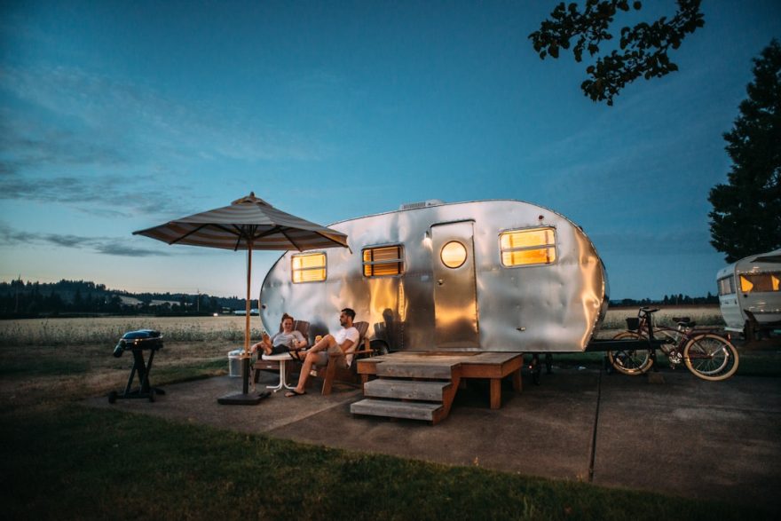 découvrez l'évasion en pleine nature avec notre camping, offrant des emplacements idéaux pour se détendre, des activités pour toute la famille et des paysages à couper le souffle. profitez d'un séjour inoubliable en harmonie avec la nature.