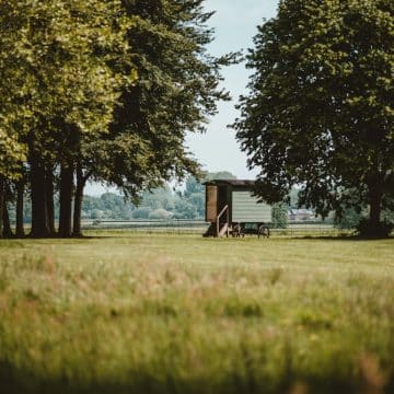 découvrez le glamping, une expérience de camping haut de gamme alliant confort et nature. profitez d'un séjour unique sous les étoiles dans des hébergements luxueux tout en étant au cœur de paysages magnifiques. évadez-vous et reconnectez-vous à la nature sans renoncer au bien-être.