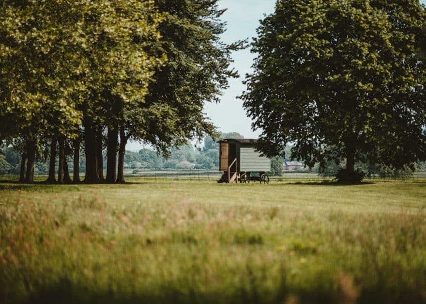 découvrez le glamping, une expérience de camping haut de gamme alliant confort et nature. profitez d'un séjour unique sous les étoiles dans des hébergements luxueux tout en étant au cœur de paysages magnifiques. évadez-vous et reconnectez-vous à la nature sans renoncer au bien-être.