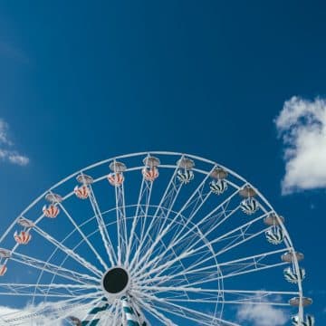 découvrez nos visites guidées immersives qui vous plongeront dans l'histoire et la culture des plus beaux sites. que vous soyez passionné d'art, d'architecture ou de nature, nos guides expérimentés vous offriront une expérience inoubliable.