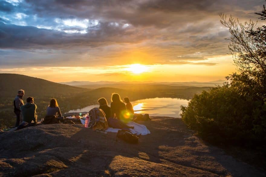 découvrez les avantages du voyage en groupe : partagez des expériences inoubliables, réduisez les coûts et renforcez les liens avec vos amis ou votre famille. explorez ensemble de nouvelles destinations et créez des souvenirs mémorables lors de votre prochaine aventure.